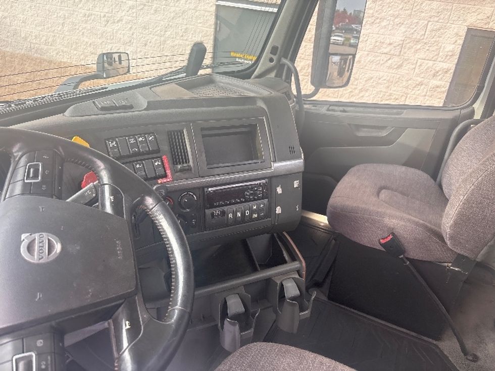 Day Cab Tractor-Heavy Duty Tractors-Volvo-2021-VNR64300-Brooklyn Park-MN-508,593\n\t\tmiles-$ 40,250 - Image 10