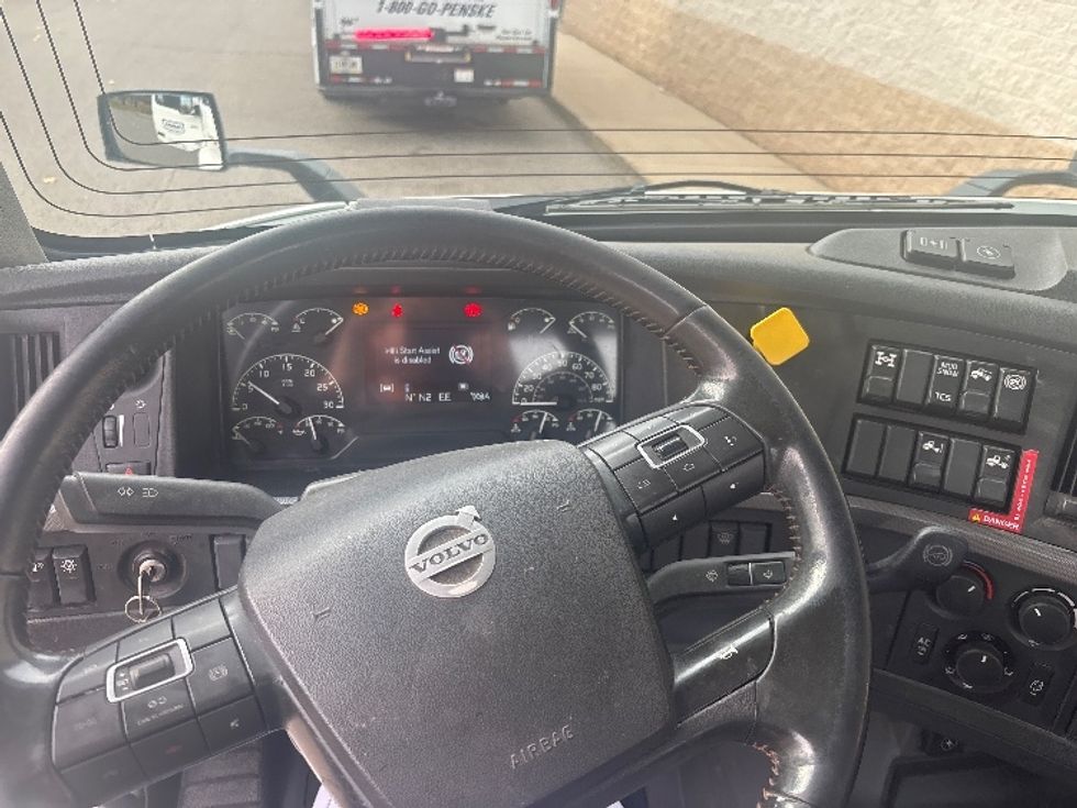 Day Cab Tractor-Heavy Duty Tractors-Volvo-2021-VNR64300-Brooklyn Park-MN-508,593\n\t\tmiles-$ 40,250 - Image 11