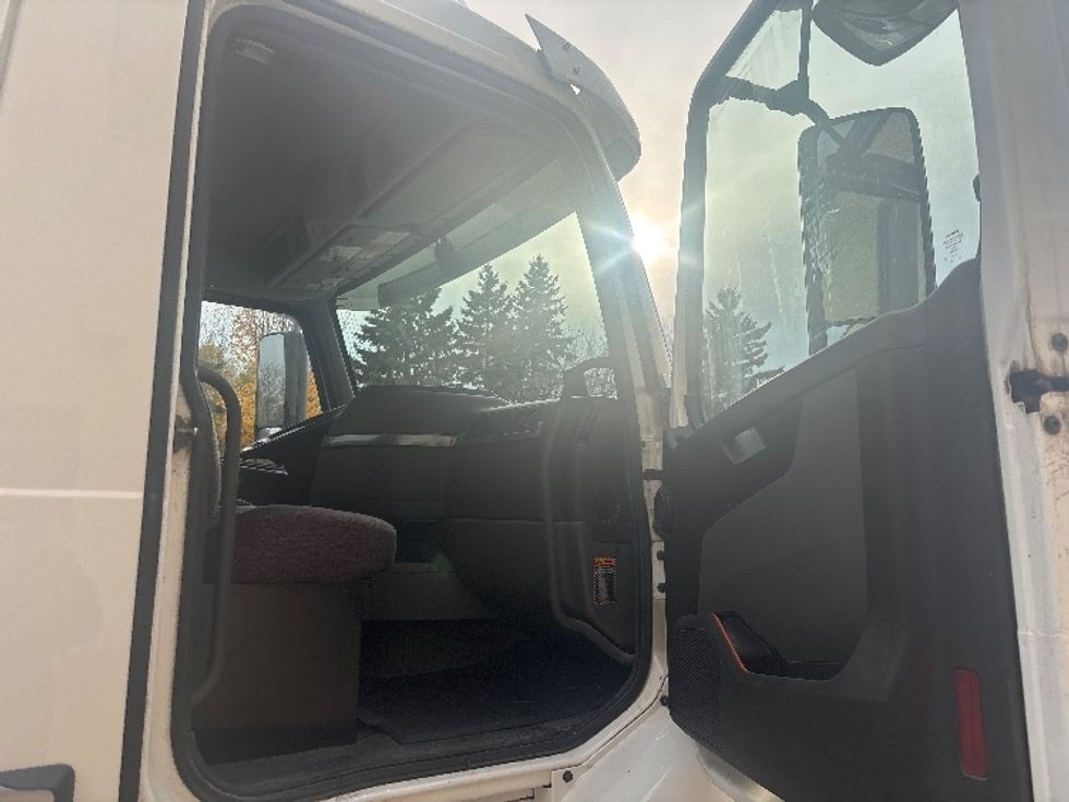 Day Cab Tractor-Heavy Duty Tractors-Volvo-2021-VNR64300-Brooklyn Park-MN-508,593\n\t\tmiles-$ 40,250 - Image 12