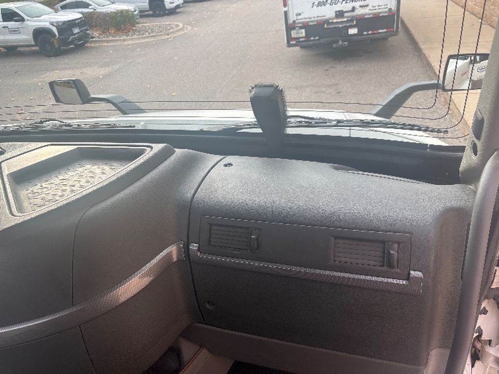 Day Cab Tractor-Heavy Duty Tractors-Volvo-2021-VNR64300-Brooklyn Park-MN-508,593\n\t\tmiles-$ 40,250 - Image 13