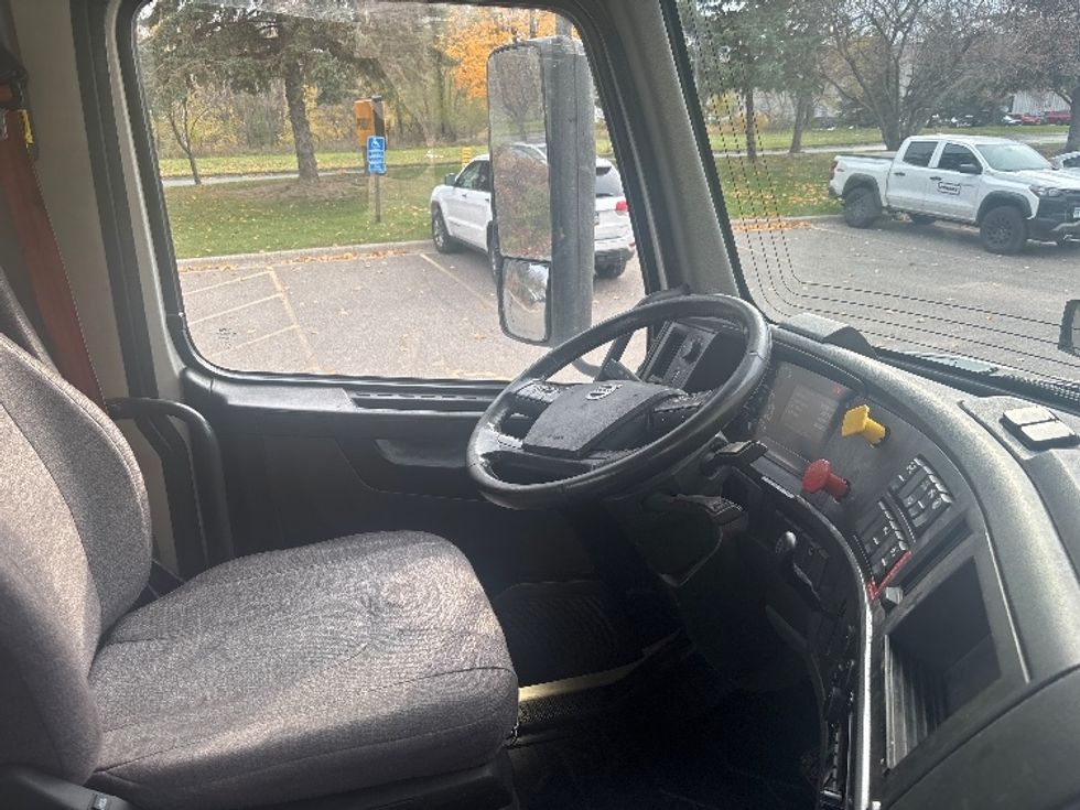 Day Cab Tractor-Heavy Duty Tractors-Volvo-2021-VNR64300-Brooklyn Park-MN-508,593\n\t\tmiles-$ 40,250 - Image 14