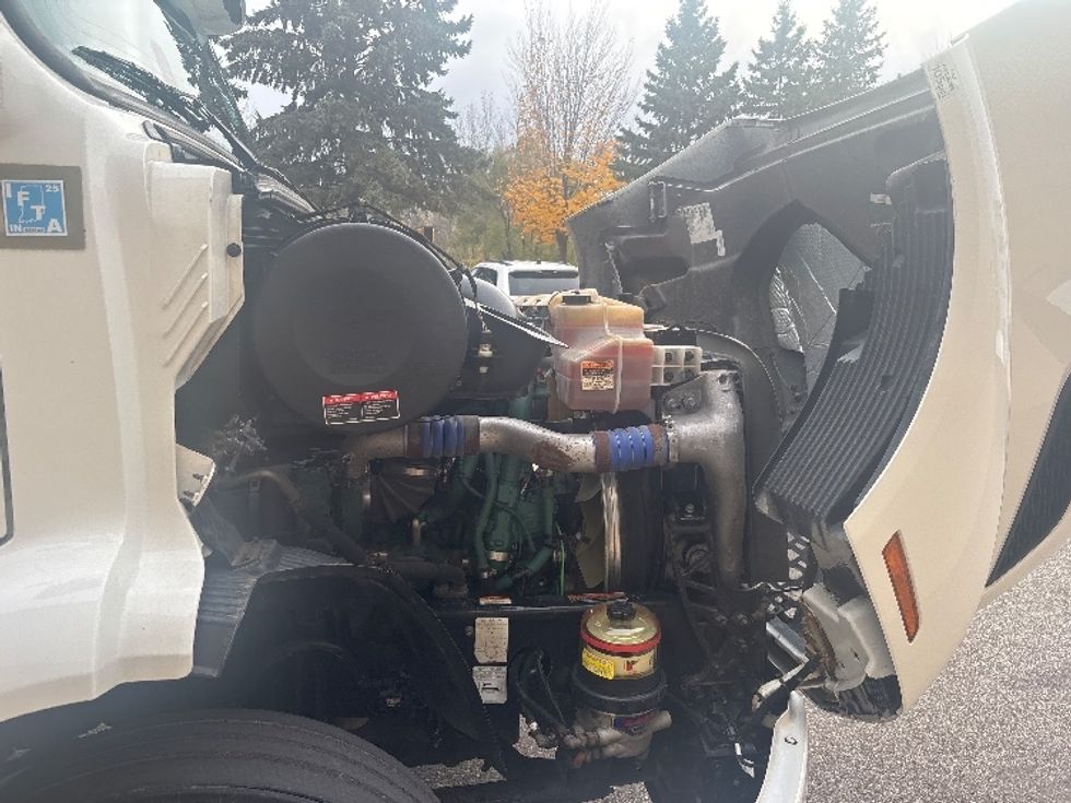 Day Cab Tractor-Heavy Duty Tractors-Volvo-2021-VNR64300-Brooklyn Park-MN-508,593\n\t\tmiles-$ 40,250 - Image 15