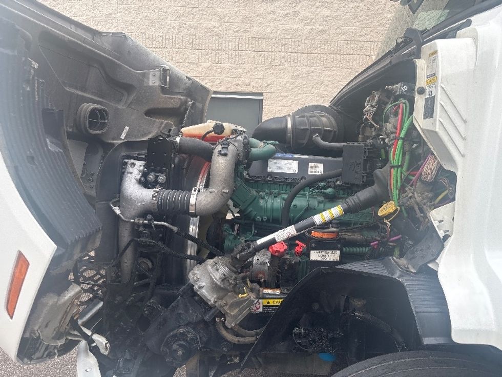 Day Cab Tractor-Heavy Duty Tractors-Volvo-2021-VNR64300-Brooklyn Park-MN-508,593\n\t\tmiles-$ 40,250 - Image 16
