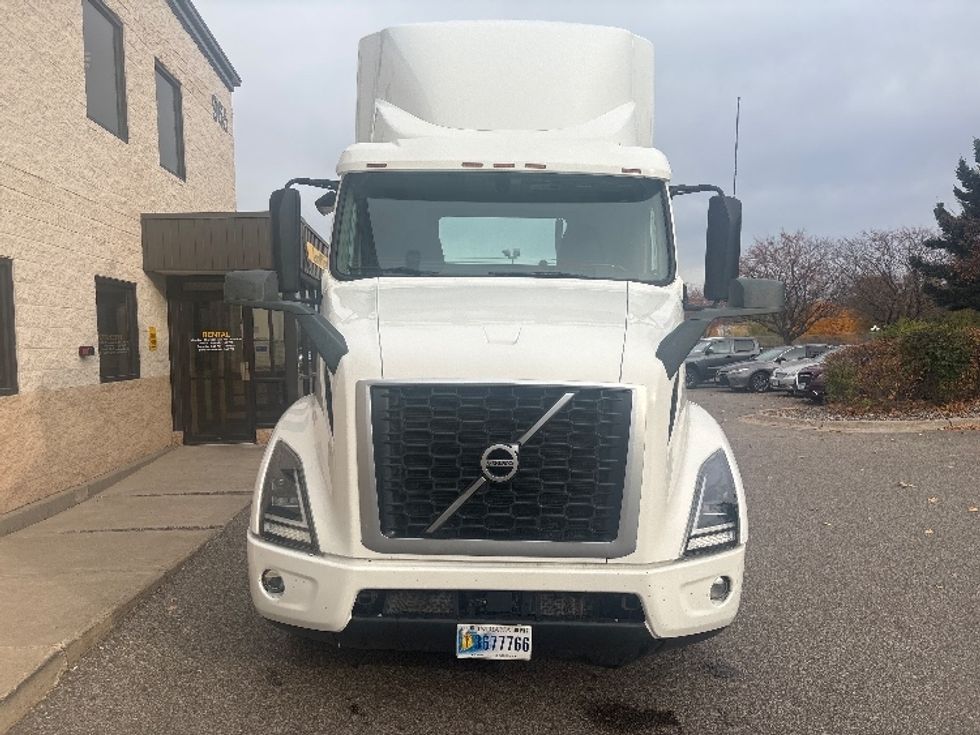 Day Cab Tractor-Heavy Duty Tractors-Volvo-2021-VNR64300-Brooklyn Park-MN-508,593\n\t\tmiles-$ 40,250 - Image 2