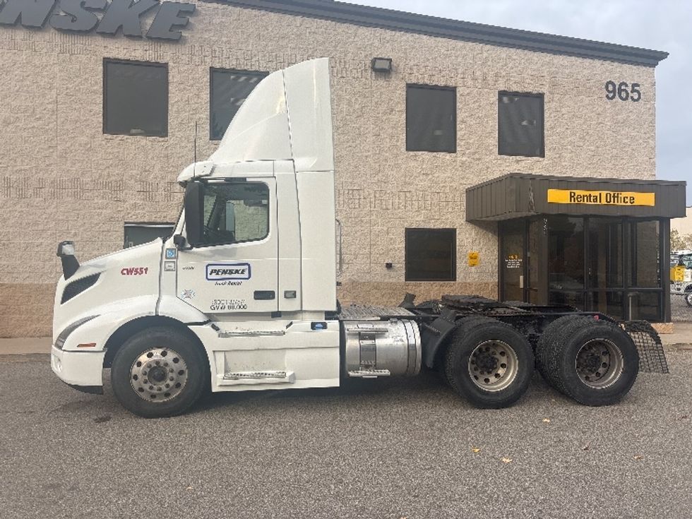 Day Cab Tractor-Heavy Duty Tractors-Volvo-2021-VNR64300-Brooklyn Park-MN-508,593\n\t\tmiles-$ 40,250 - Image 4