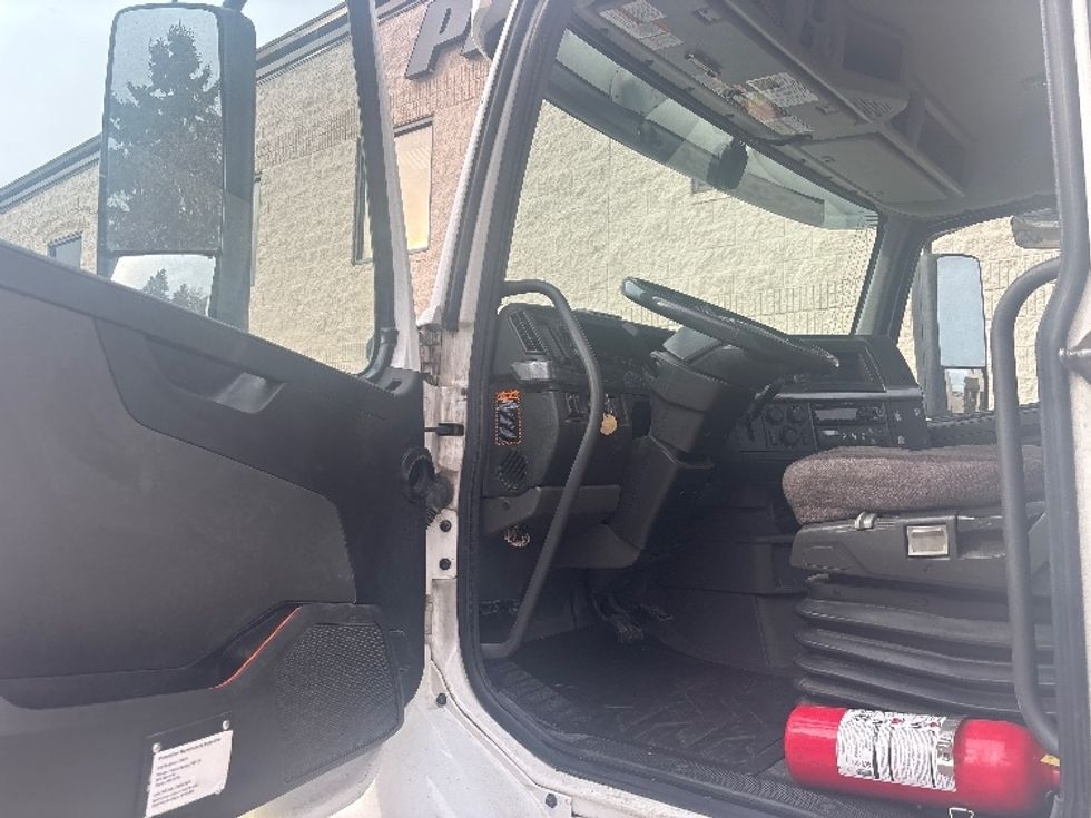 Day Cab Tractor-Heavy Duty Tractors-Volvo-2021-VNR64300-Brooklyn Park-MN-508,593\n\t\tmiles-$ 40,250 - Image 9