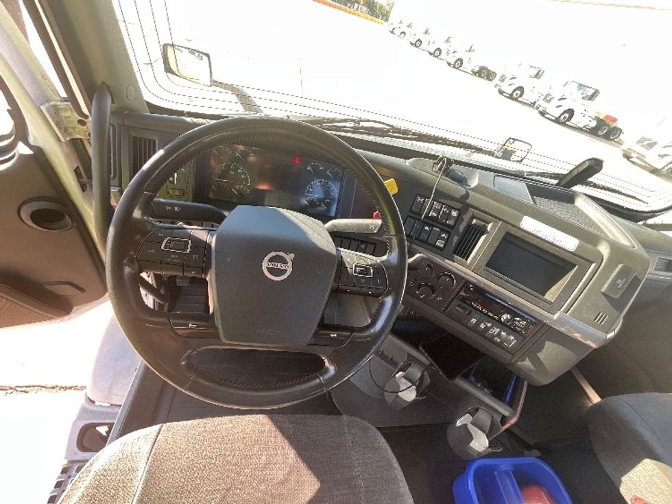 Day Cab Tractor-Heavy Duty Tractors-Volvo-2021-VNR64300-East Chicago-IN-466,057\n\t\tmiles-$ 44,250 - Image 11