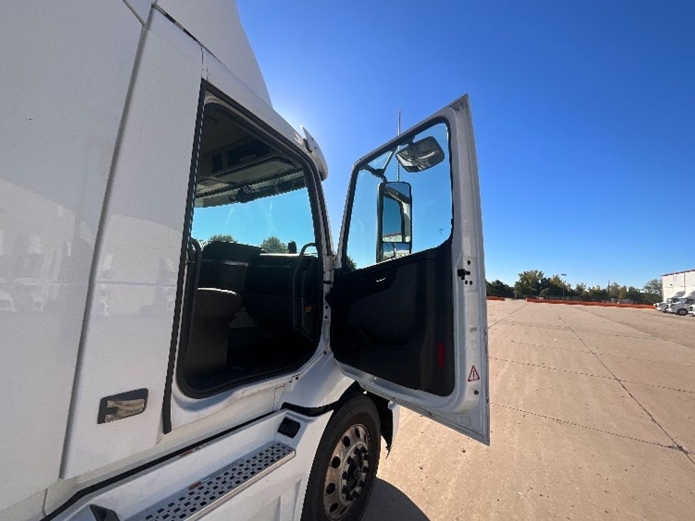 Day Cab Tractor-Heavy Duty Tractors-Volvo-2021-VNR64300-East Chicago-IN-466,057\n\t\tmiles-$ 44,250 - Image 12