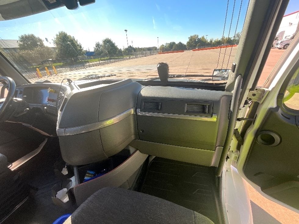 Day Cab Tractor-Heavy Duty Tractors-Volvo-2021-VNR64300-East Chicago-IN-466,057\n\t\tmiles-$ 44,250 - Image 13
