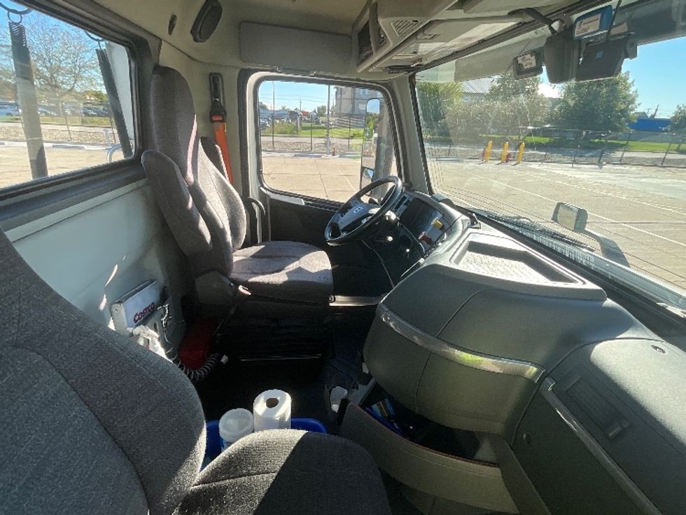 Day Cab Tractor-Heavy Duty Tractors-Volvo-2021-VNR64300-East Chicago-IN-466,057\n\t\tmiles-$ 44,250 - Image 14