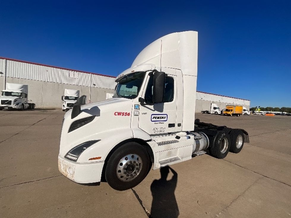 Day Cab Tractor-Heavy Duty Tractors-Volvo-2021-VNR64300-East Chicago-IN-466,057\n\t\tmiles-$ 44,250 - Image 3