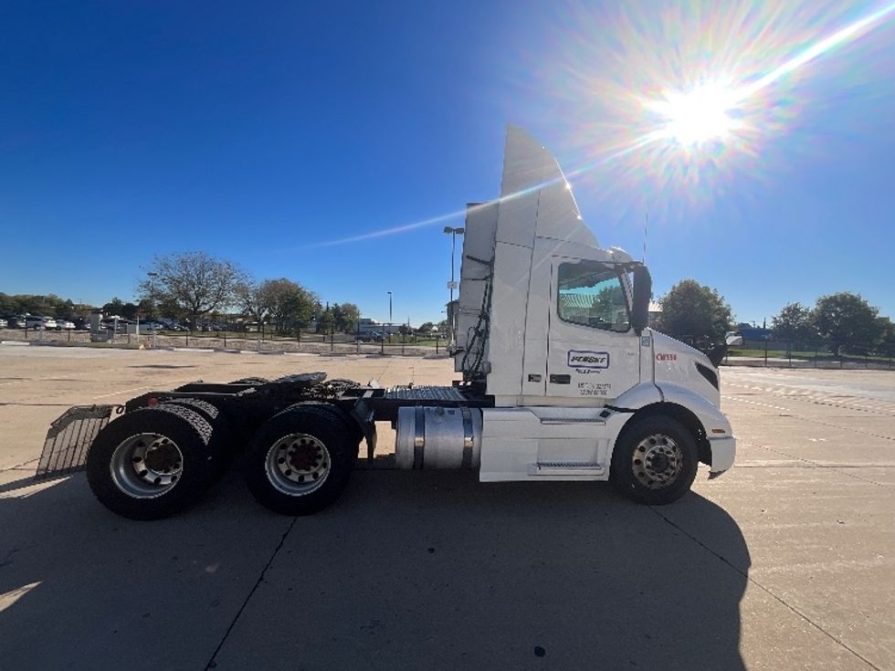 Day Cab Tractor-Heavy Duty Tractors-Volvo-2021-VNR64300-East Chicago-IN-466,057\n\t\tmiles-$ 44,250 - Image 8