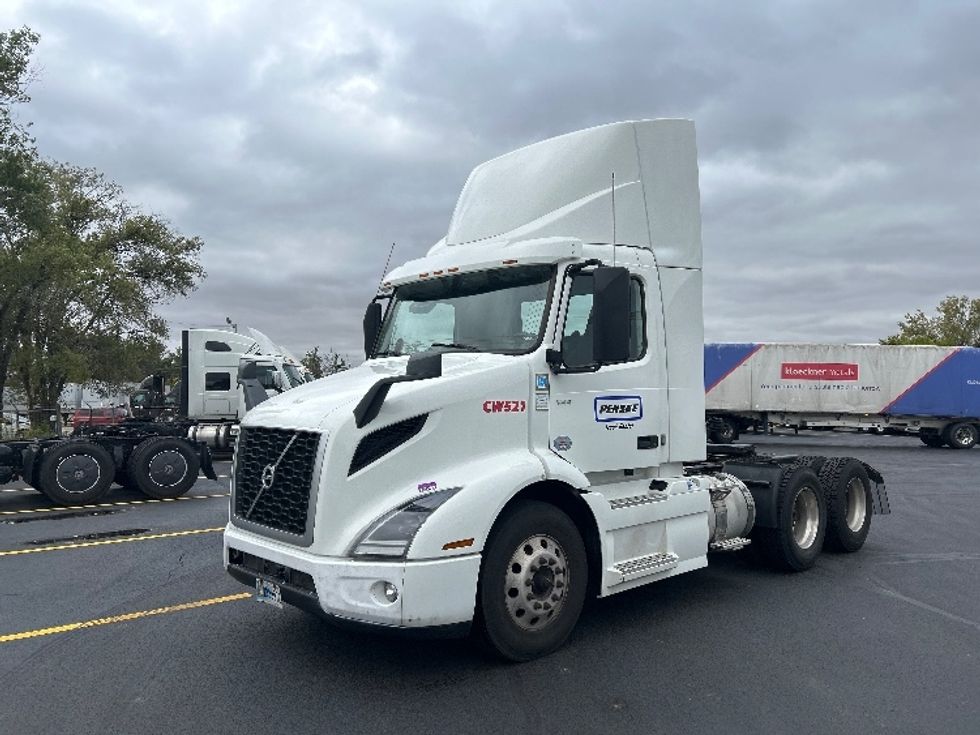 Day Cab Tractor-Heavy Duty Tractors-Volvo-2021-VNR64300-East Chicago-IN-492,665\n\t\tmiles-$ 41,750 - Image 1