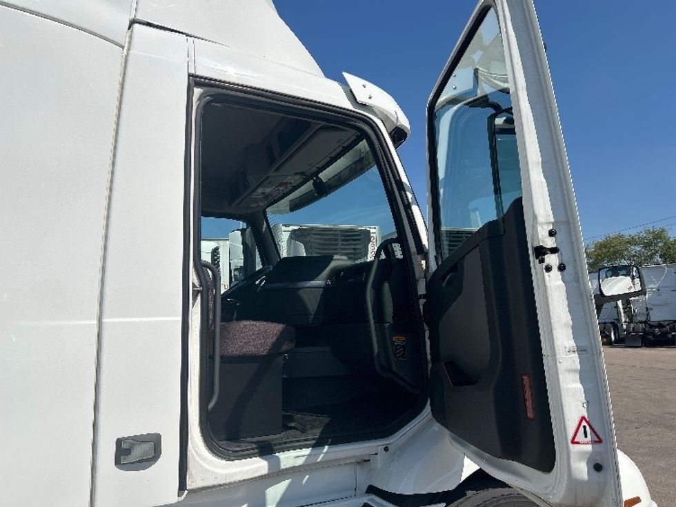 Day Cab Tractor-Heavy Duty Tractors-Volvo-2021-VNR64300-East Chicago-IN-492,665\n\t\tmiles-$ 41,750 - Image 12