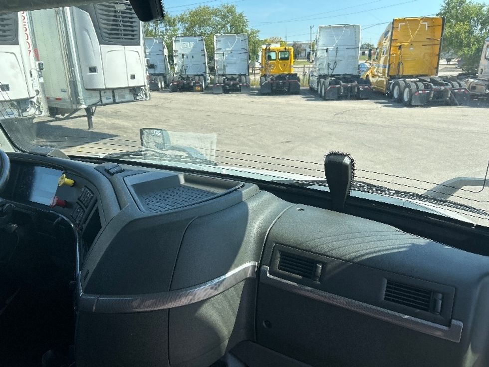 Day Cab Tractor-Heavy Duty Tractors-Volvo-2021-VNR64300-East Chicago-IN-492,665\n\t\tmiles-$ 41,750 - Image 13
