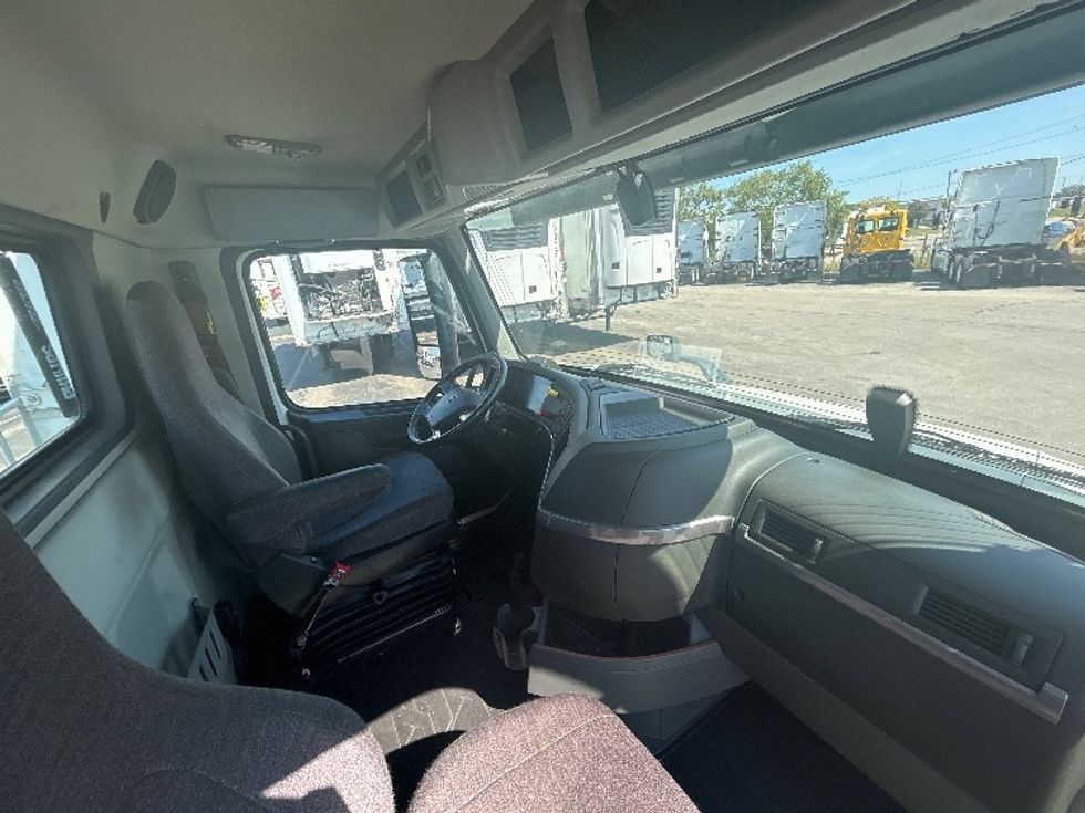 Day Cab Tractor-Heavy Duty Tractors-Volvo-2021-VNR64300-East Chicago-IN-492,665\n\t\tmiles-$ 41,750 - Image 14