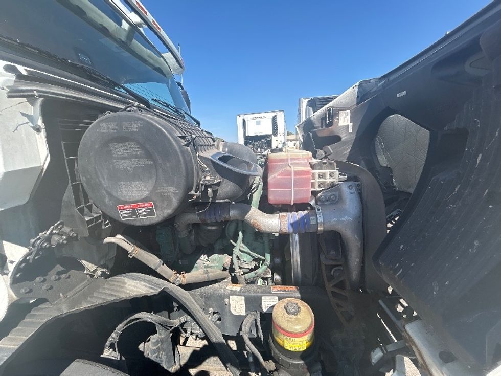 Day Cab Tractor-Heavy Duty Tractors-Volvo-2021-VNR64300-East Chicago-IN-492,665\n\t\tmiles-$ 41,750 - Image 15