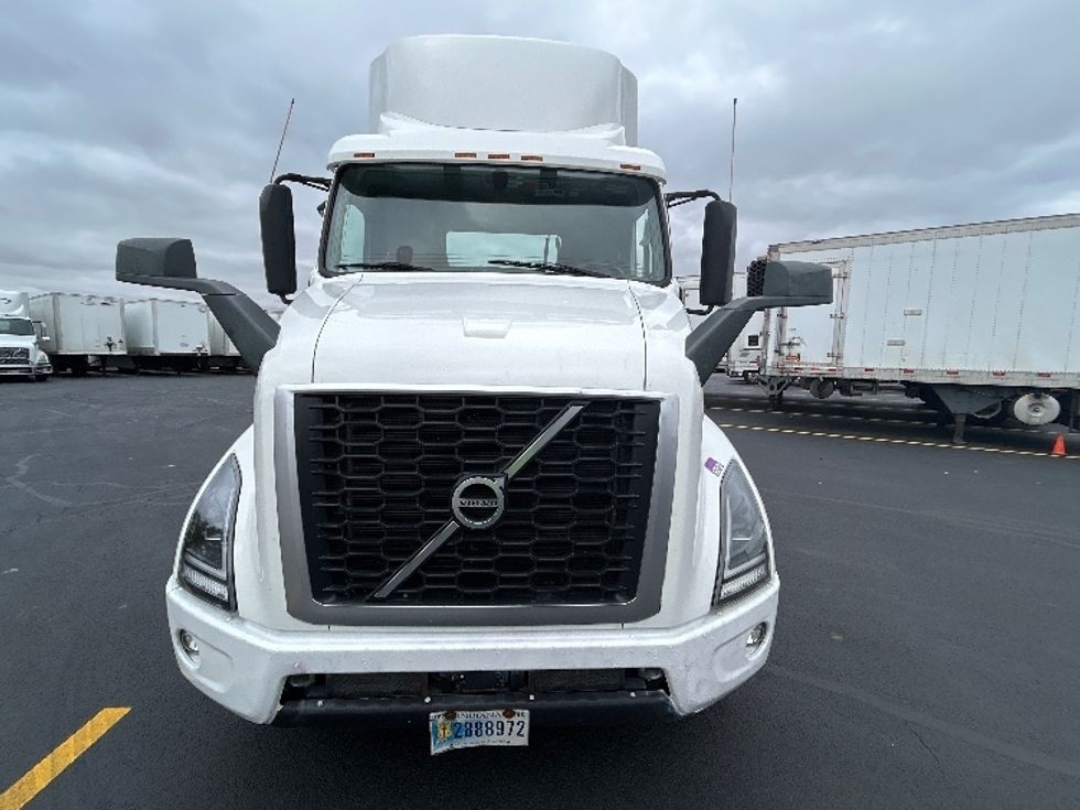 Day Cab Tractor-Heavy Duty Tractors-Volvo-2021-VNR64300-East Chicago-IN-492,665\n\t\tmiles-$ 41,750 - Image 2