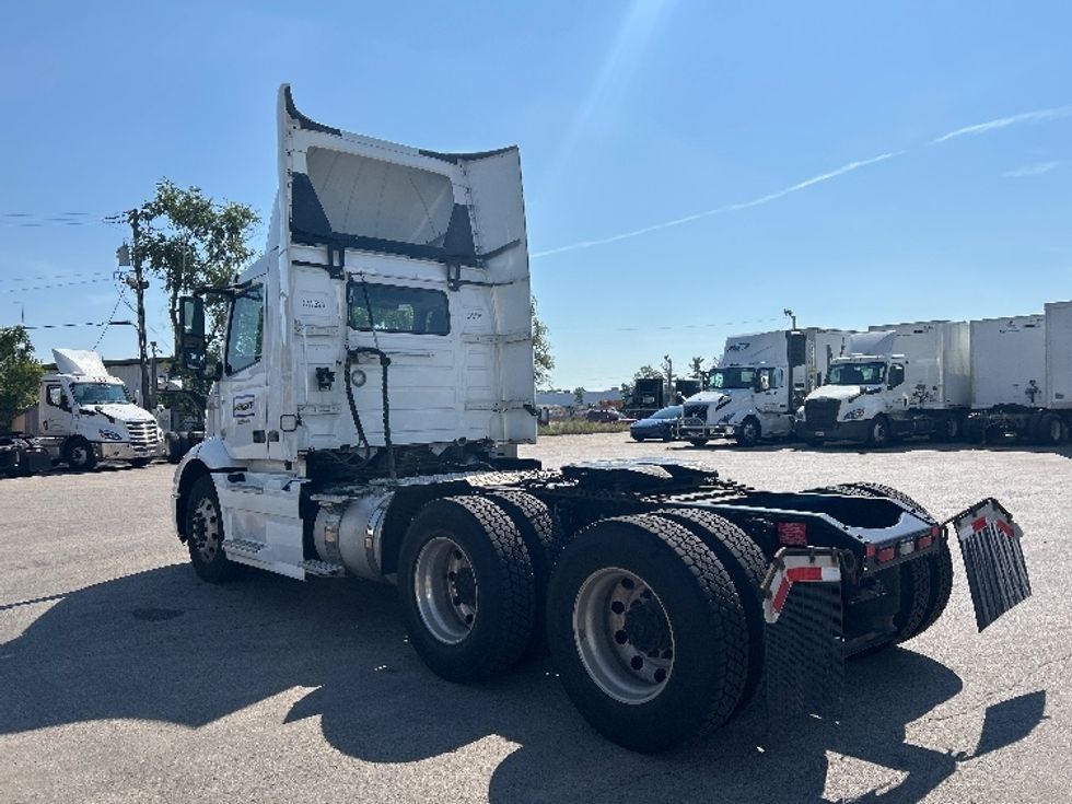 Day Cab Tractor-Heavy Duty Tractors-Volvo-2021-VNR64300-East Chicago-IN-492,665\n\t\tmiles-$ 41,750 - Image 5