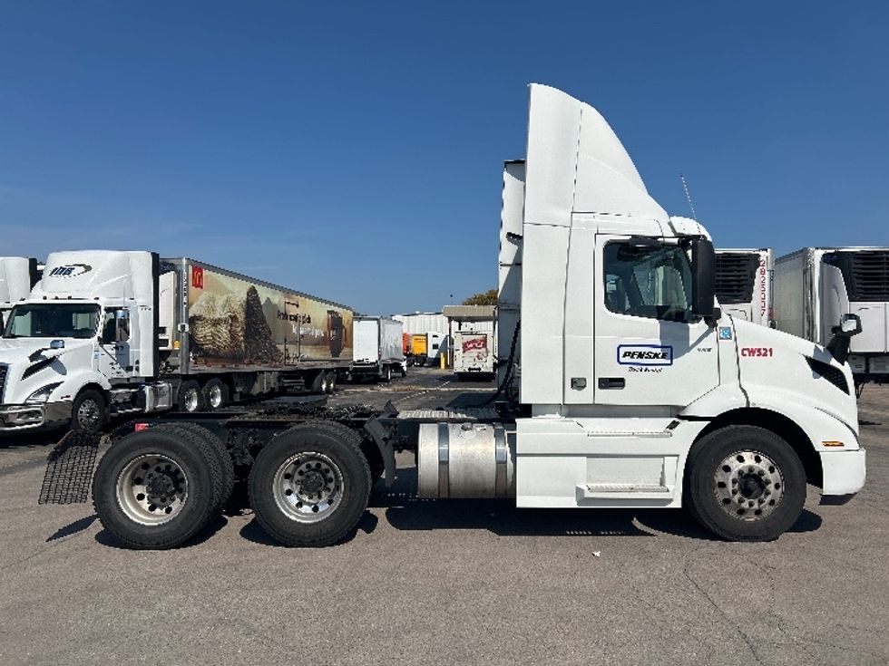 Day Cab Tractor-Heavy Duty Tractors-Volvo-2021-VNR64300-East Chicago-IN-492,665\n\t\tmiles-$ 41,750 - Image 8