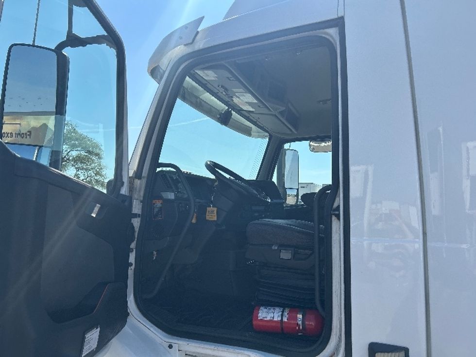 Day Cab Tractor-Heavy Duty Tractors-Volvo-2021-VNR64300-East Chicago-IN-492,665\n\t\tmiles-$ 41,750 - Image 9