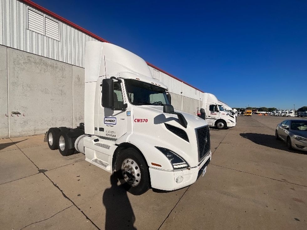 Day Cab Tractor-Heavy Duty Tractors-Volvo-2021-VNR64300-East Chicago-IN-499,931\n\t\tmiles-$ 41,000 - Image 1