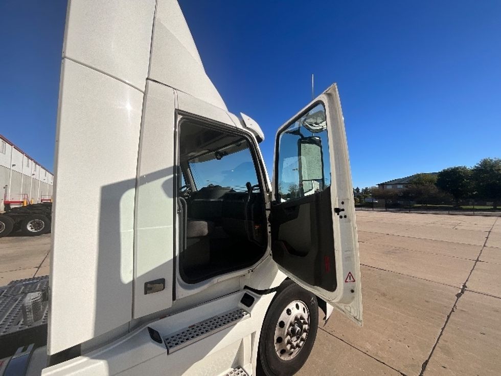 Day Cab Tractor-Heavy Duty Tractors-Volvo-2021-VNR64300-East Chicago-IN-499,931\n\t\tmiles-$ 41,000 - Image 12