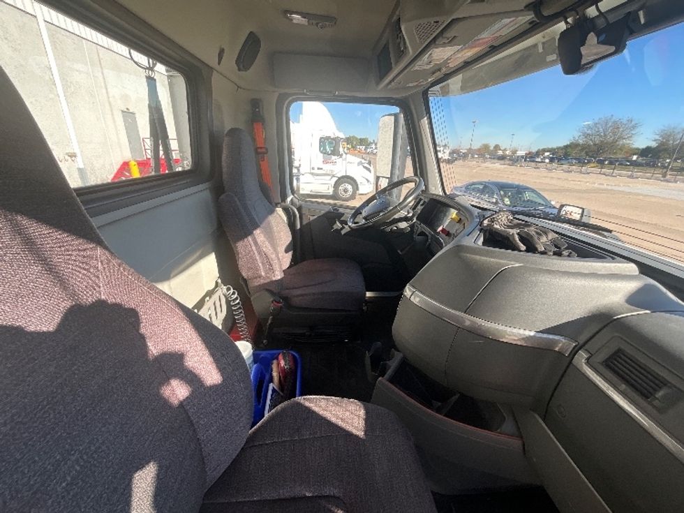 Day Cab Tractor-Heavy Duty Tractors-Volvo-2021-VNR64300-East Chicago-IN-499,931\n\t\tmiles-$ 41,000 - Image 14