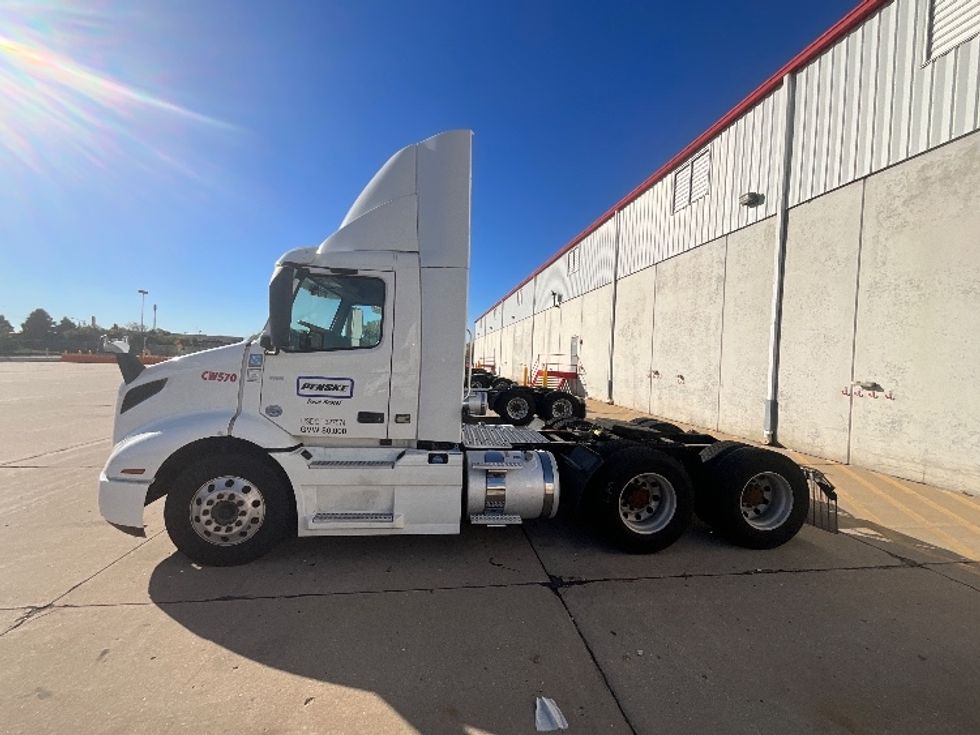 Day Cab Tractor-Heavy Duty Tractors-Volvo-2021-VNR64300-East Chicago-IN-499,931\n\t\tmiles-$ 41,000 - Image 4