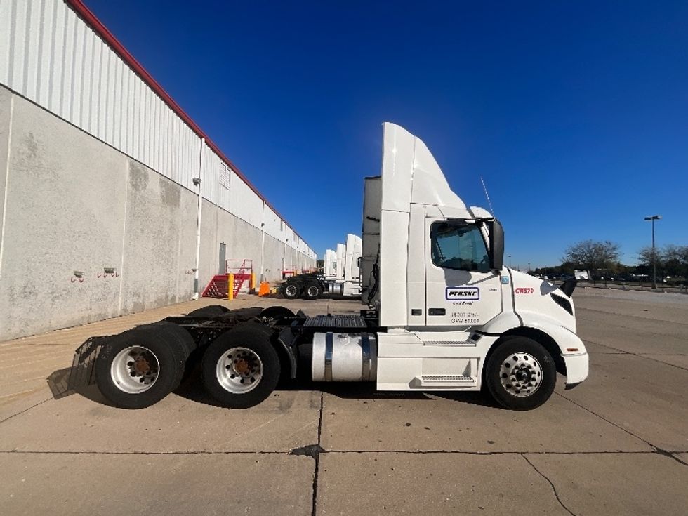 Day Cab Tractor-Heavy Duty Tractors-Volvo-2021-VNR64300-East Chicago-IN-499,931\n\t\tmiles-$ 41,000 - Image 5