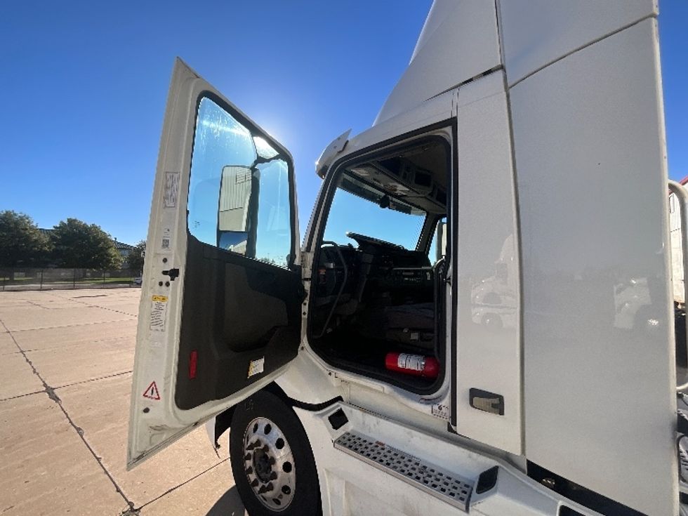 Day Cab Tractor-Heavy Duty Tractors-Volvo-2021-VNR64300-East Chicago-IN-499,931\n\t\tmiles-$ 41,000 - Image 9