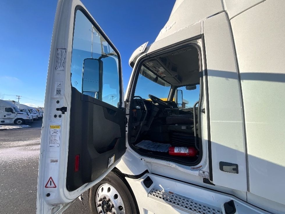 Day Cab Tractor-Heavy Duty Tractors-Volvo-2021-VNR64300-East Chicago-IN-507,716\n\t\tmiles-$ 53,500 - Image 9