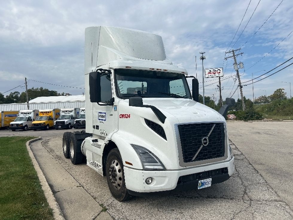 Day Cab Tractor-Heavy Duty Tractors-Volvo-2021-VNR64300-East Chicago-IN-516,367\n\t\tmiles-$ 39,500 - Image 1