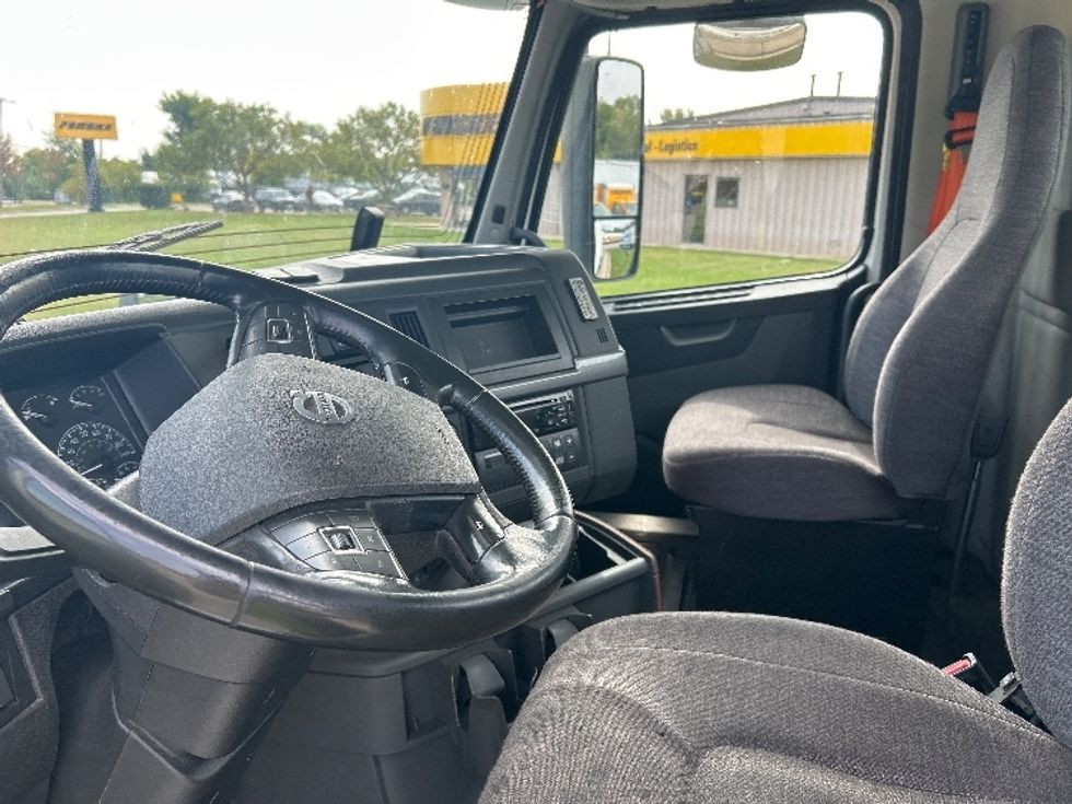 Day Cab Tractor-Heavy Duty Tractors-Volvo-2021-VNR64300-East Chicago-IN-516,367\n\t\tmiles-$ 39,500 - Image 10