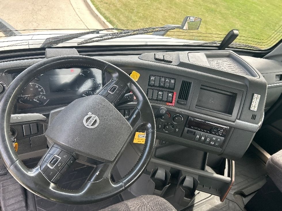 Day Cab Tractor-Heavy Duty Tractors-Volvo-2021-VNR64300-East Chicago-IN-516,367\n\t\tmiles-$ 39,500 - Image 11