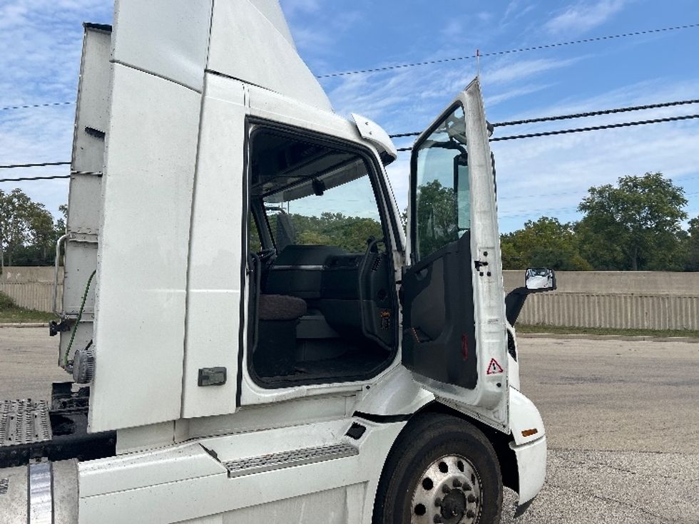 Day Cab Tractor-Heavy Duty Tractors-Volvo-2021-VNR64300-East Chicago-IN-516,367\n\t\tmiles-$ 39,500 - Image 12