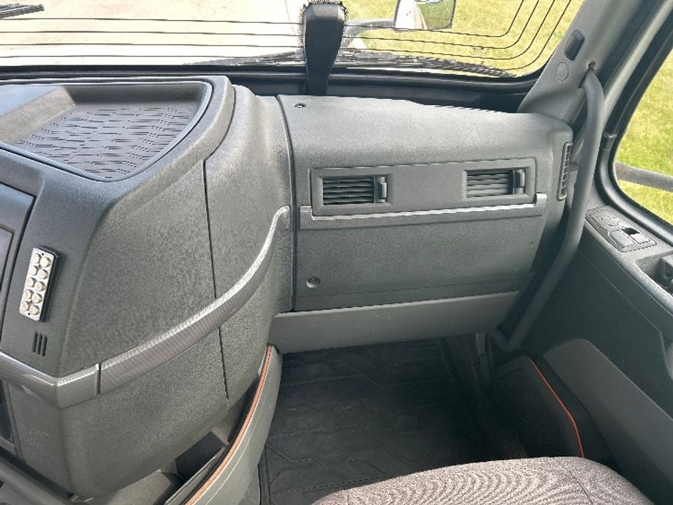 Day Cab Tractor-Heavy Duty Tractors-Volvo-2021-VNR64300-East Chicago-IN-516,367\n\t\tmiles-$ 39,500 - Image 13