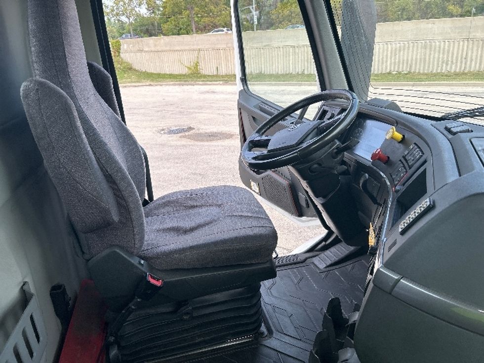 Day Cab Tractor-Heavy Duty Tractors-Volvo-2021-VNR64300-East Chicago-IN-516,367\n\t\tmiles-$ 39,500 - Image 14