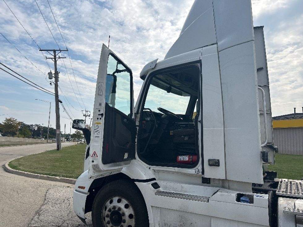 Day Cab Tractor-Heavy Duty Tractors-Volvo-2021-VNR64300-East Chicago-IN-516,367\n\t\tmiles-$ 39,500 - Image 9