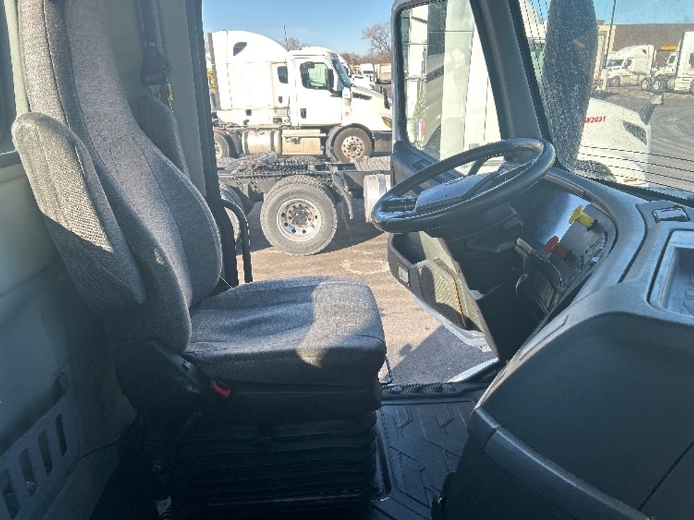 Day Cab Tractor-Heavy Duty Tractors-Volvo-2021-VNR64300-East Chicago-IN-527,920\n\t\tmiles-$ 37,250 - Image 12