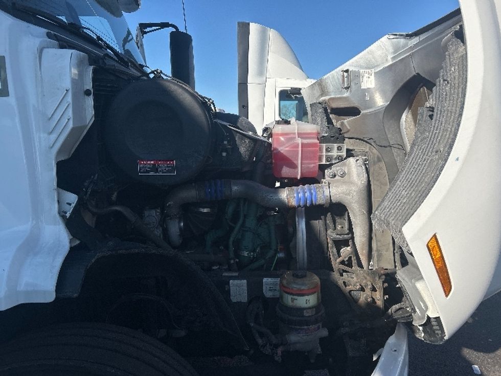 Day Cab Tractor-Heavy Duty Tractors-Volvo-2021-VNR64300-East Chicago-IN-527,920\n\t\tmiles-$ 37,250 - Image 13
