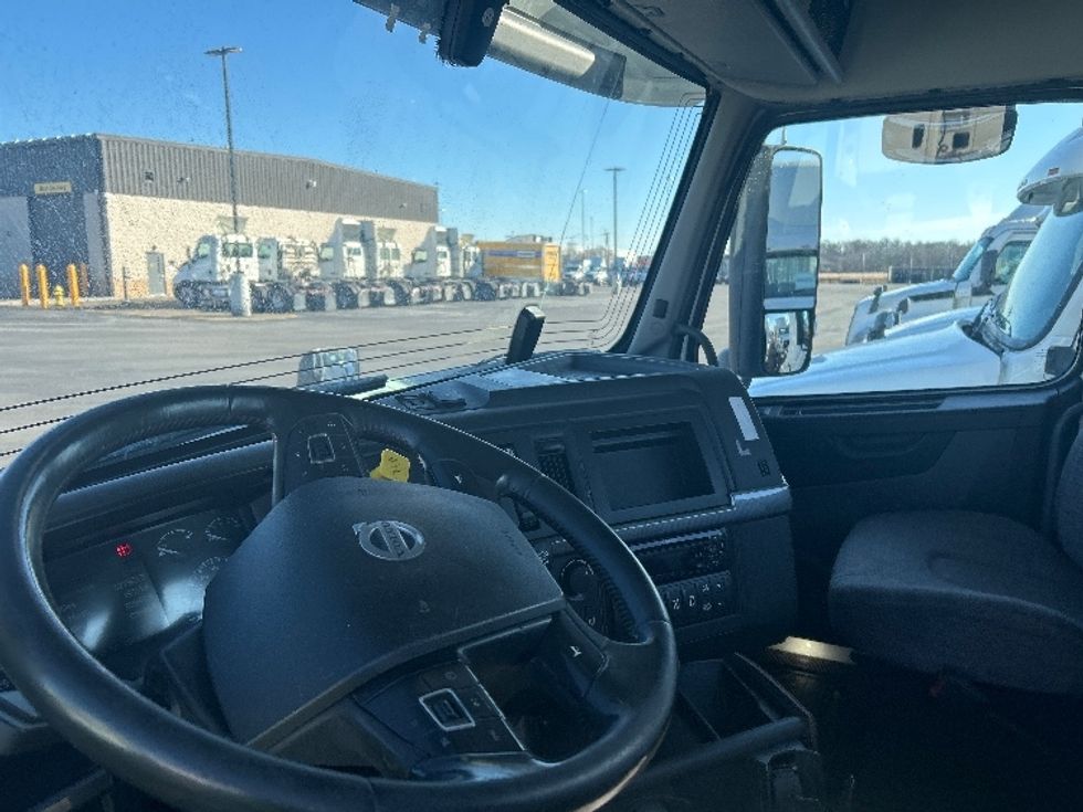 Day Cab Tractor-Heavy Duty Tractors-Volvo-2021-VNR64300-East Chicago-IN-527,920\n\t\tmiles-$ 37,250 - Image 8
