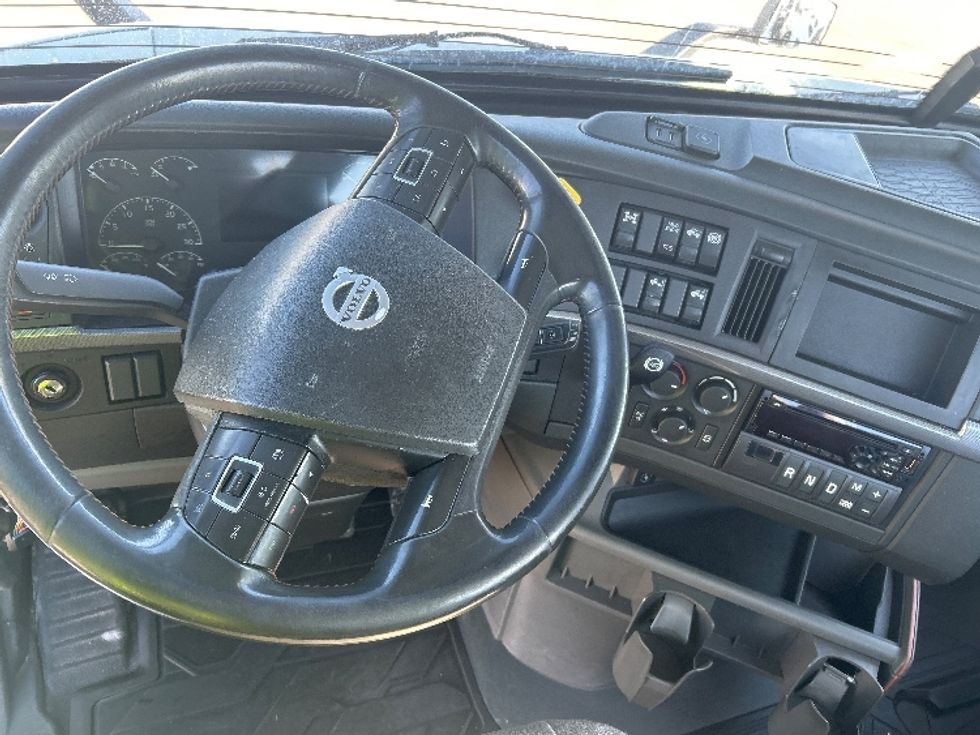 Day Cab Tractor-Heavy Duty Tractors-Volvo-2021-VNR64300-East Chicago-IN-527,920\n\t\tmiles-$ 37,250 - Image 9