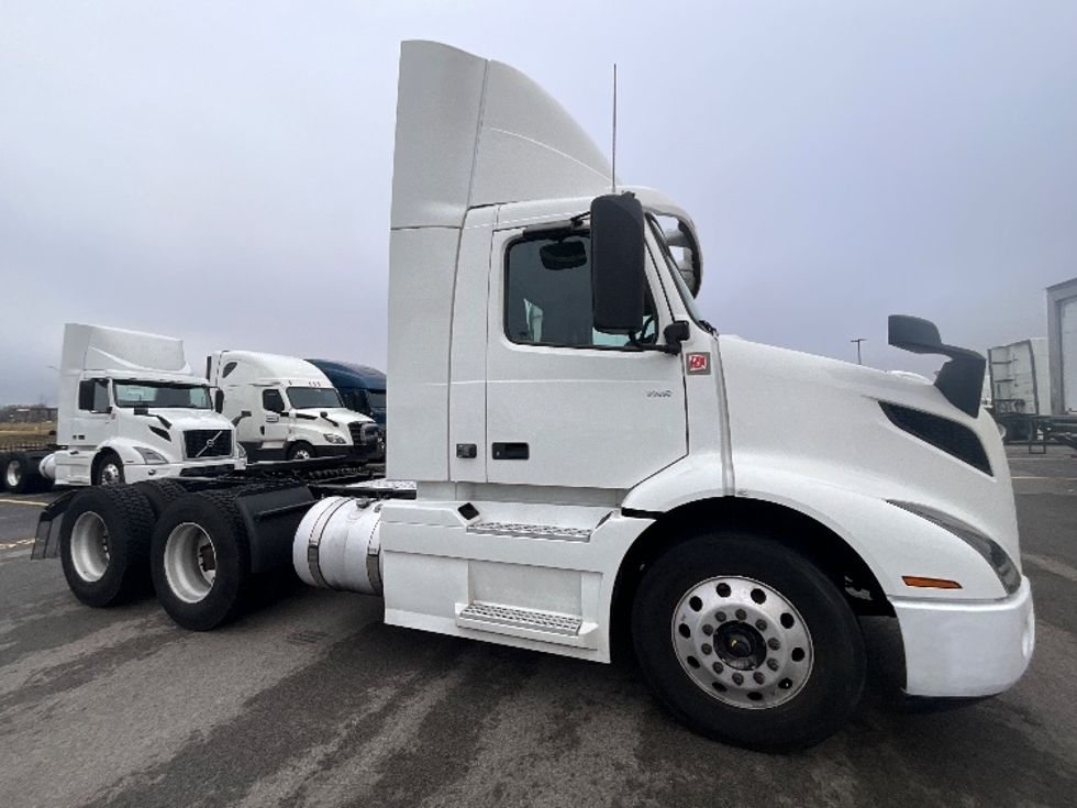 Day Cab Tractor-Heavy Duty Tractors-Volvo-2021-VNR64300-East Chicago-IN-528,942\n\t\tmiles-$ 51,500 - Image 1