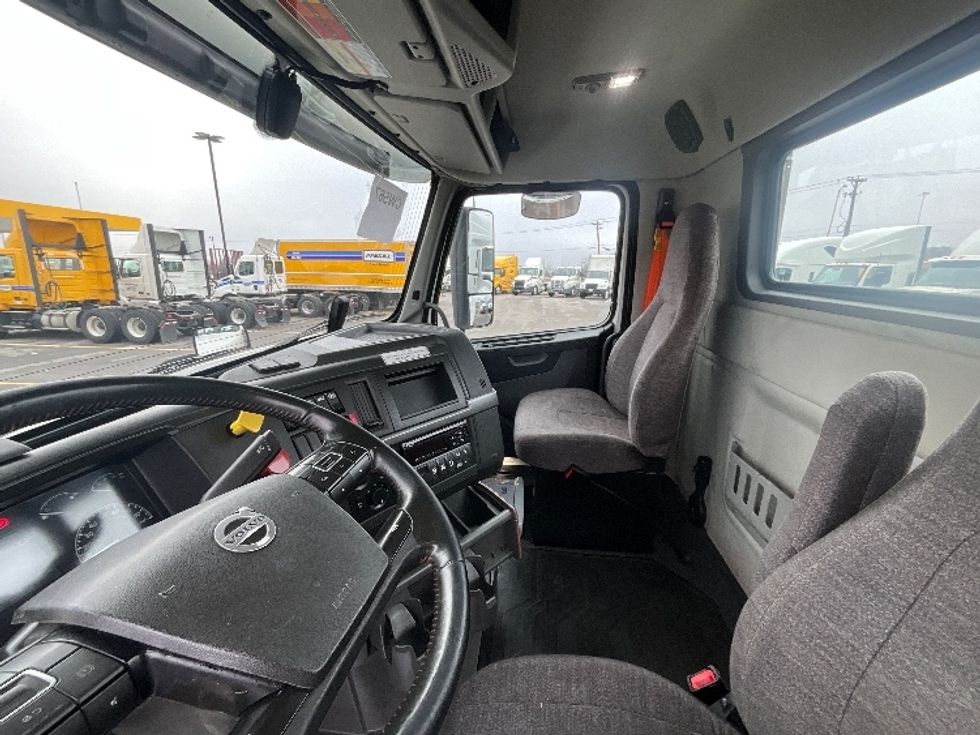 Day Cab Tractor-Heavy Duty Tractors-Volvo-2021-VNR64300-East Chicago-IN-528,942\n\t\tmiles-$ 51,500 - Image 10