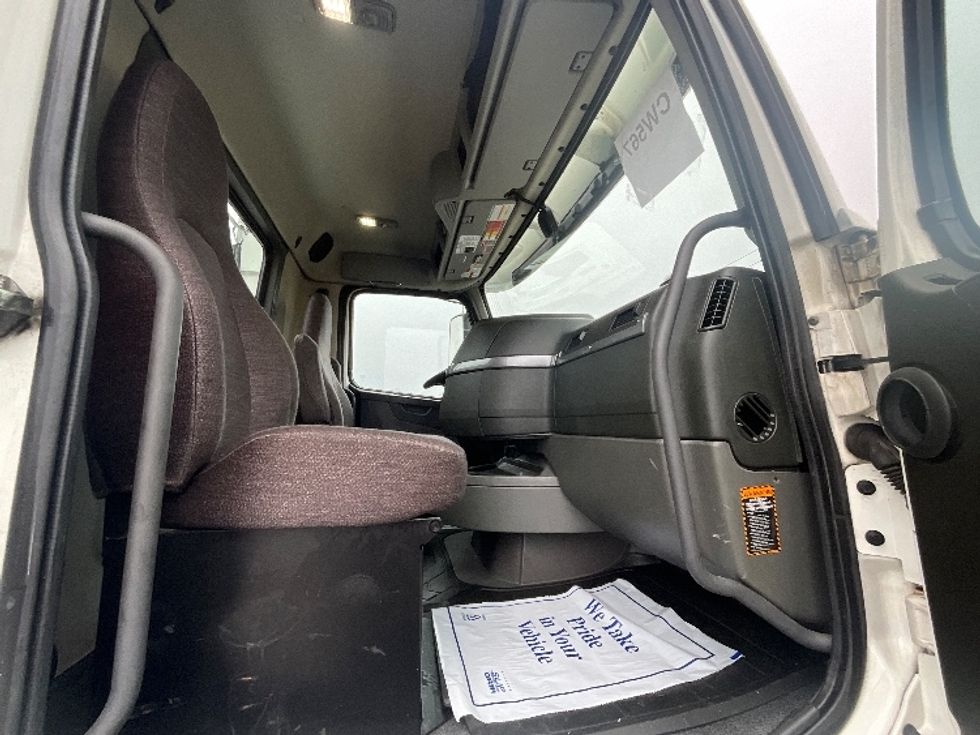 Day Cab Tractor-Heavy Duty Tractors-Volvo-2021-VNR64300-East Chicago-IN-528,942\n\t\tmiles-$ 51,500 - Image 12