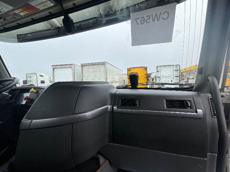 Day Cab Tractor-Heavy Duty Tractors-Volvo-2021-VNR64300-East Chicago-IN-528,942\n\t\tmiles-$ 51,500 - Image 13