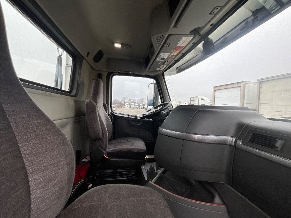 Day Cab Tractor-Heavy Duty Tractors-Volvo-2021-VNR64300-East Chicago-IN-528,942\n\t\tmiles-$ 51,500 - Image 14