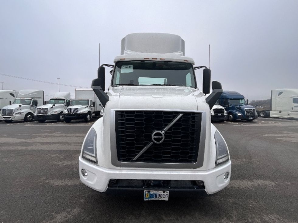 Day Cab Tractor-Heavy Duty Tractors-Volvo-2021-VNR64300-East Chicago-IN-528,942\n\t\tmiles-$ 51,500 - Image 2