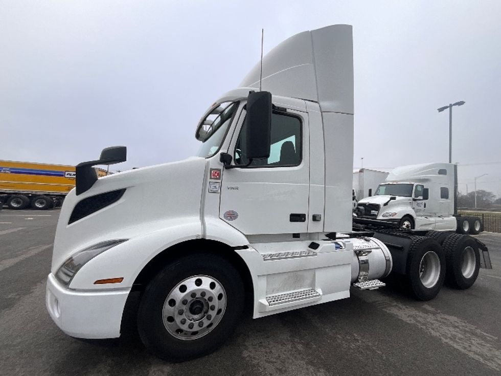 Day Cab Tractor-Heavy Duty Tractors-Volvo-2021-VNR64300-East Chicago-IN-528,942\n\t\tmiles-$ 51,500 - Image 3